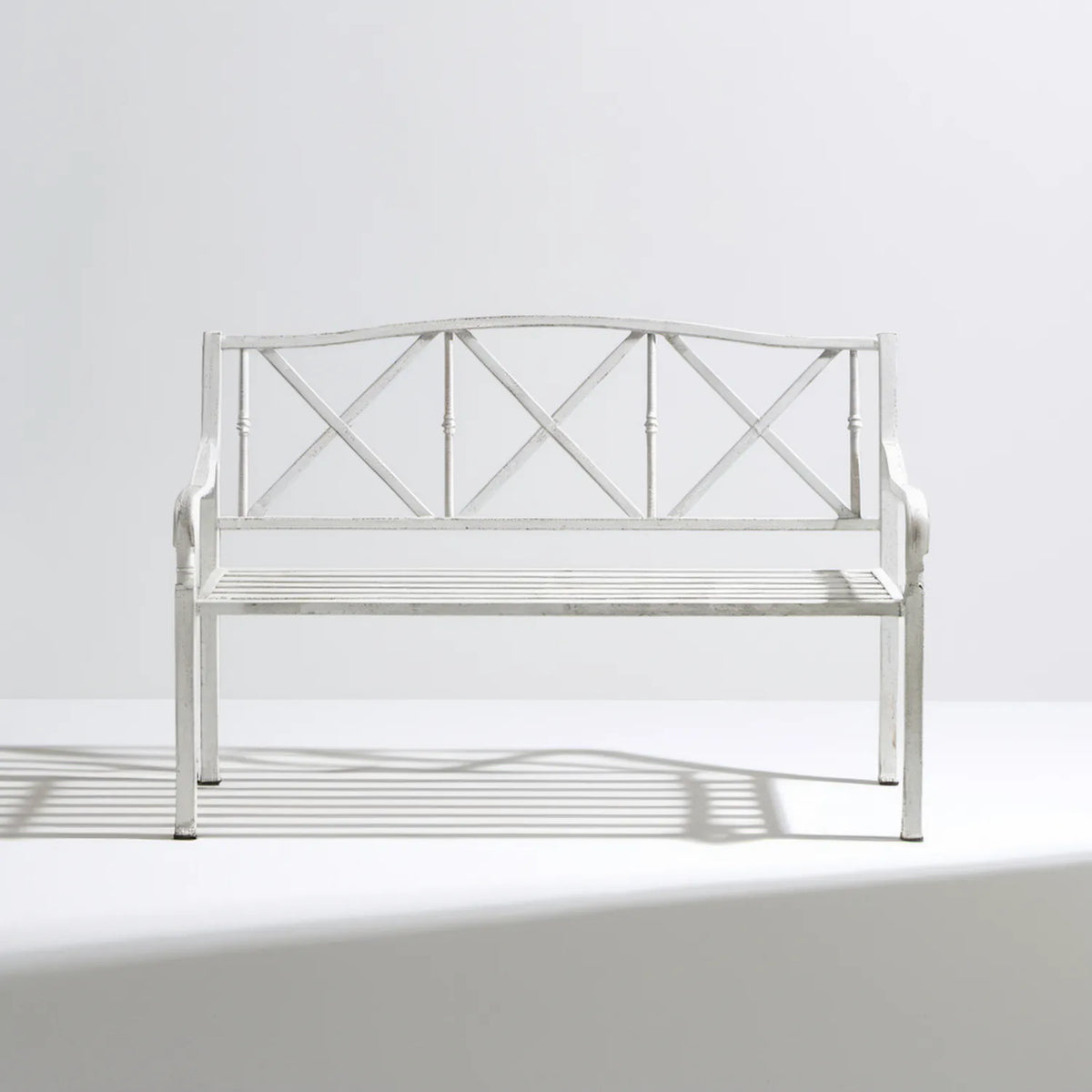Biała stalowa ławka ogrodowa 150 x 60 x 95 cm