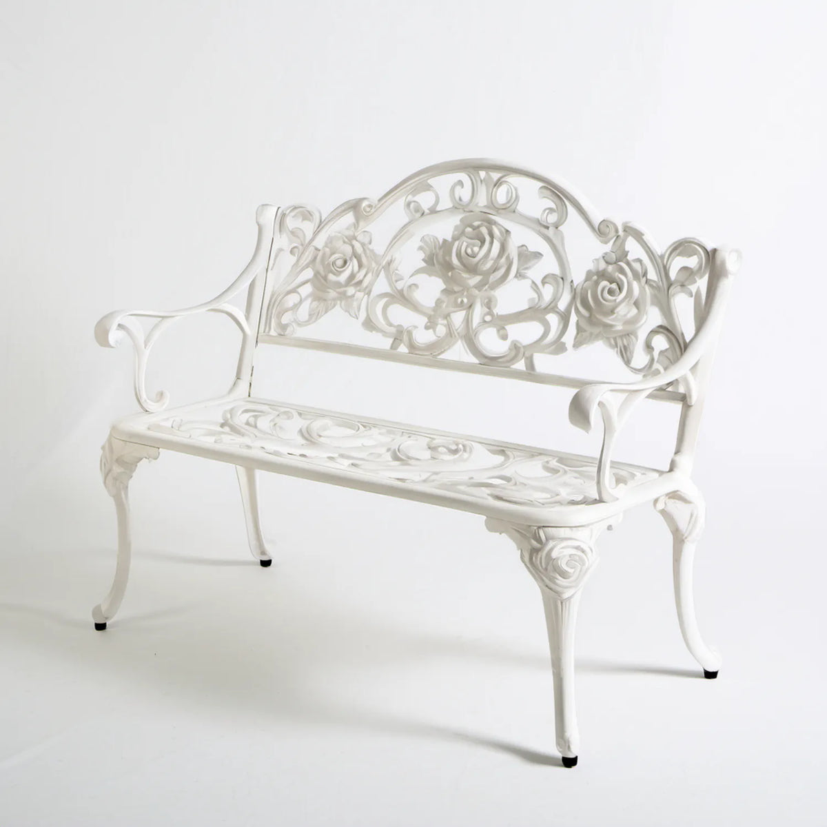 Biała dwuosobowa ławka aluminiowa z motywem róż 100 x 54 x 90 cm